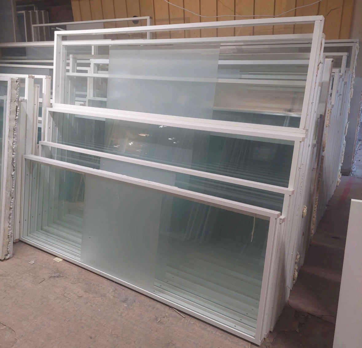 Glassvegg / systemvegg med glassfelt – hvit ramme