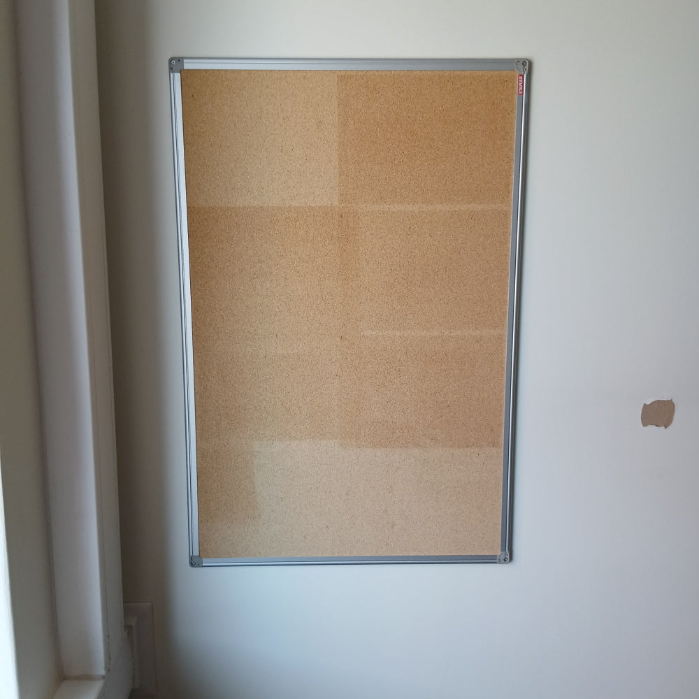 Staples korktavle 90 × 60 cm