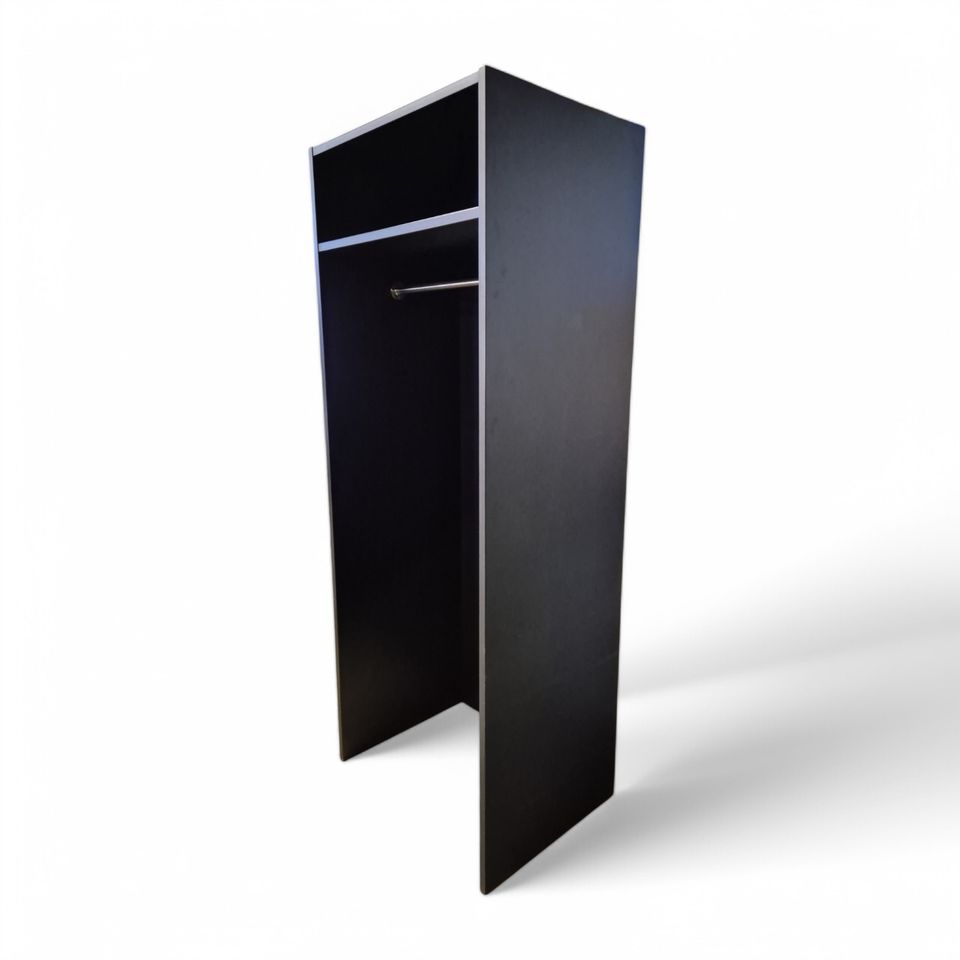 Garderobe, sort