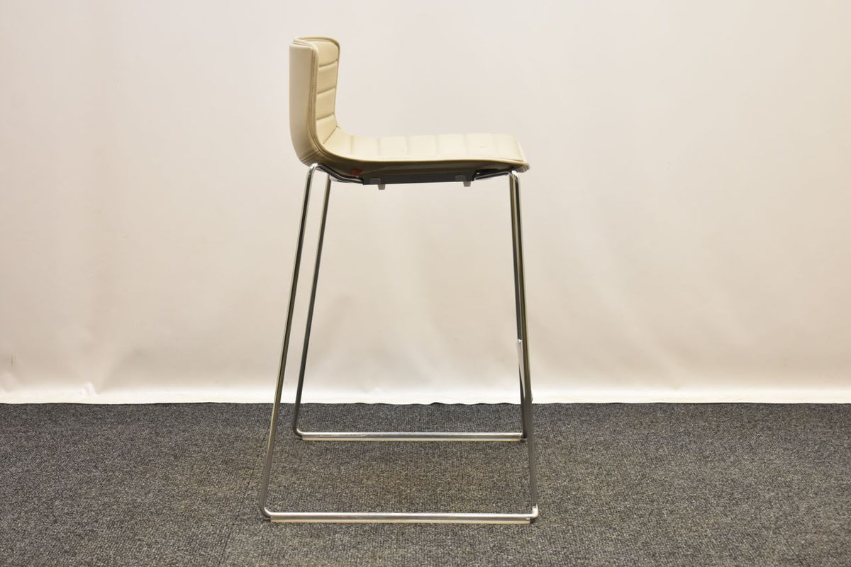 Arper Catifa 46 i beige skinn / krom