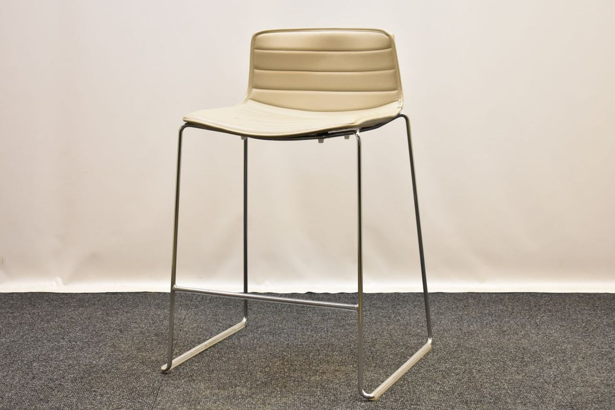 Arper Catifa 46 i beige skinn / krom