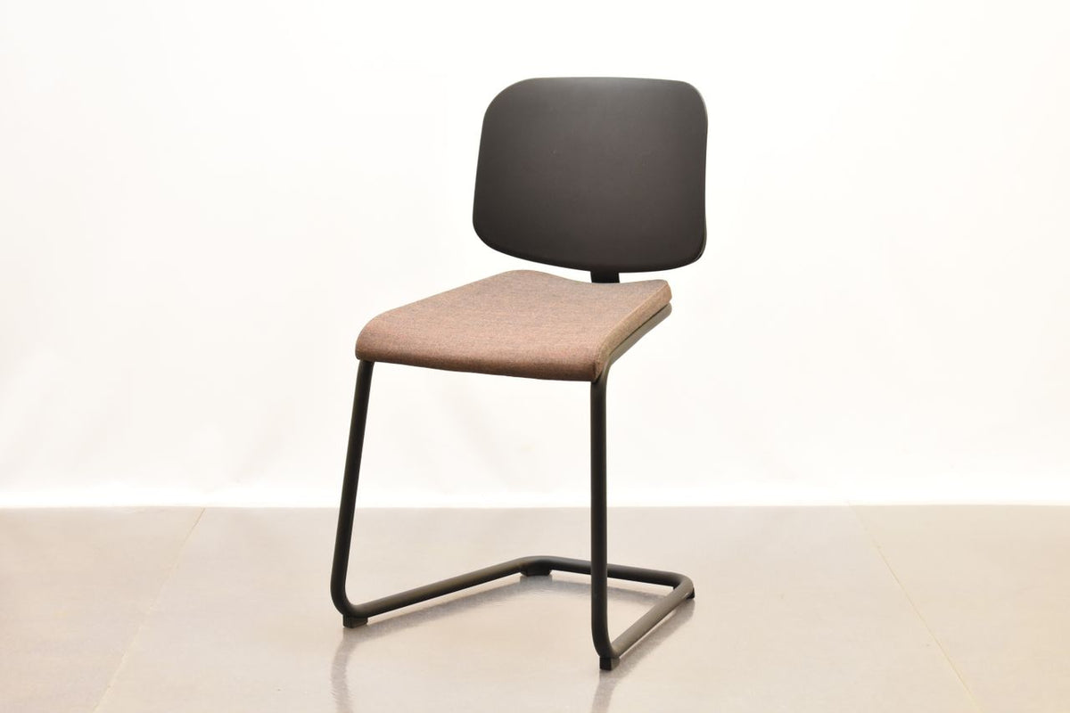 Lammhults konferansestol i stoff / sort, ADD-serie, pent brukt