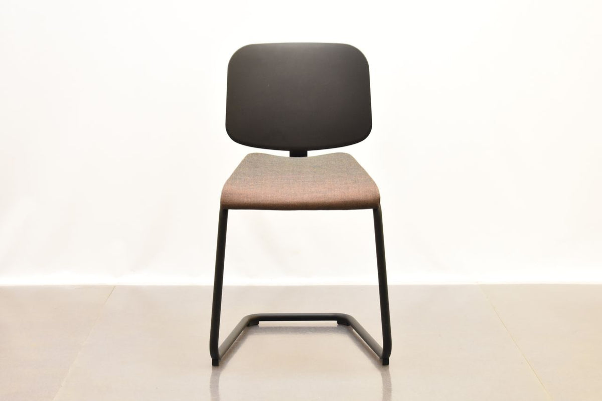 Lammhults konferansestol i stoff / sort, ADD-serie, pent brukt