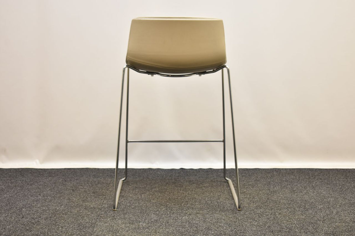 Arper Catifa 46 i beige skinn / krom