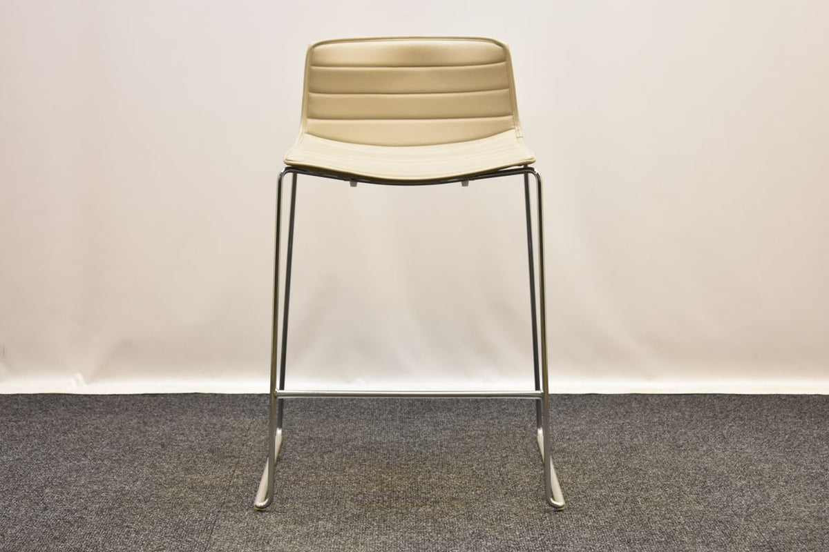 Arper Catifa 46 i beige skinn / krom