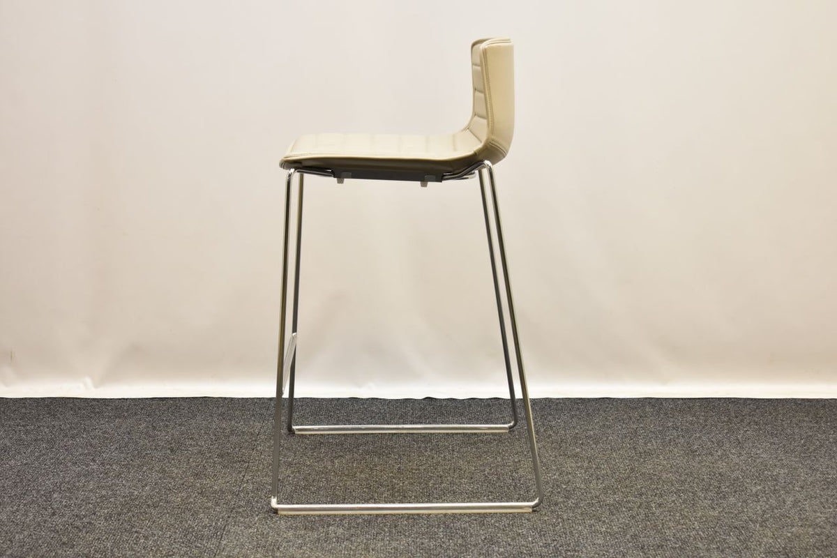 Arper Catifa 46 i beige skinn / krom