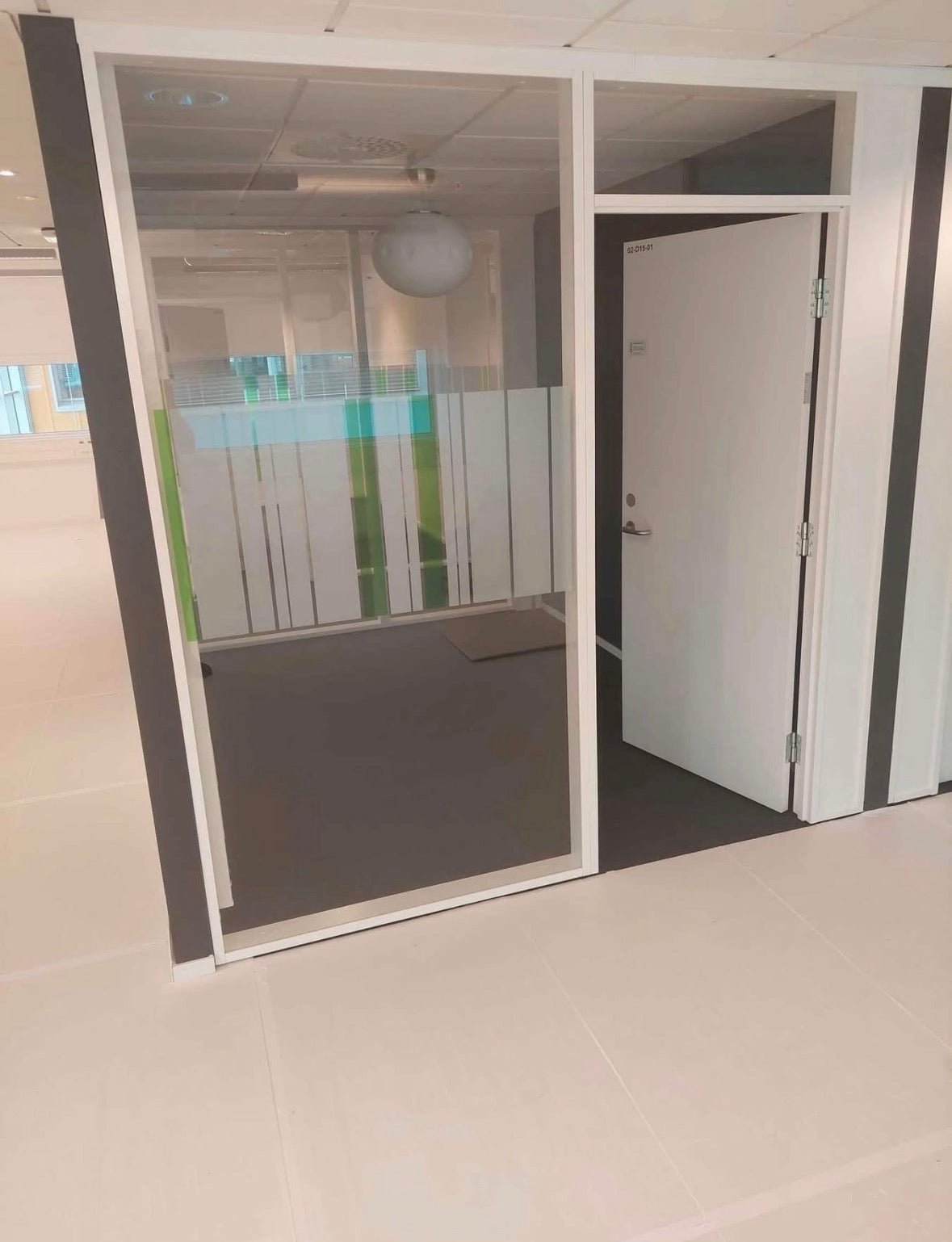 Glassvegg / systemvegg med glassfelt – hvit ramme