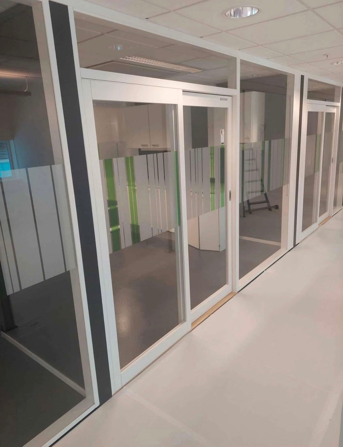 Glassvegg / systemvegg med glassfelt – hvit ramme