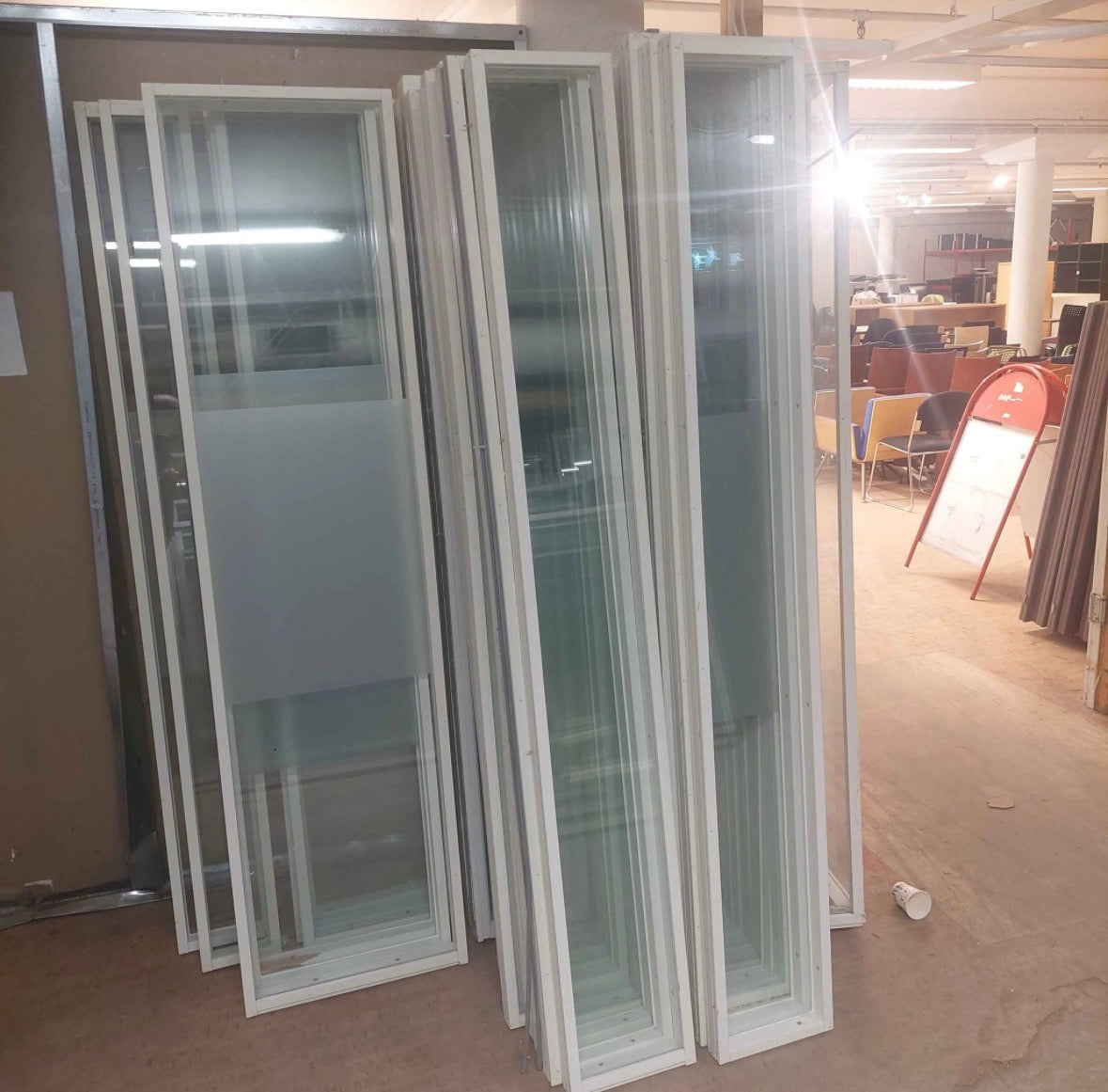 Glassvegg / systemvegg med glassfelt – hvit ramme
