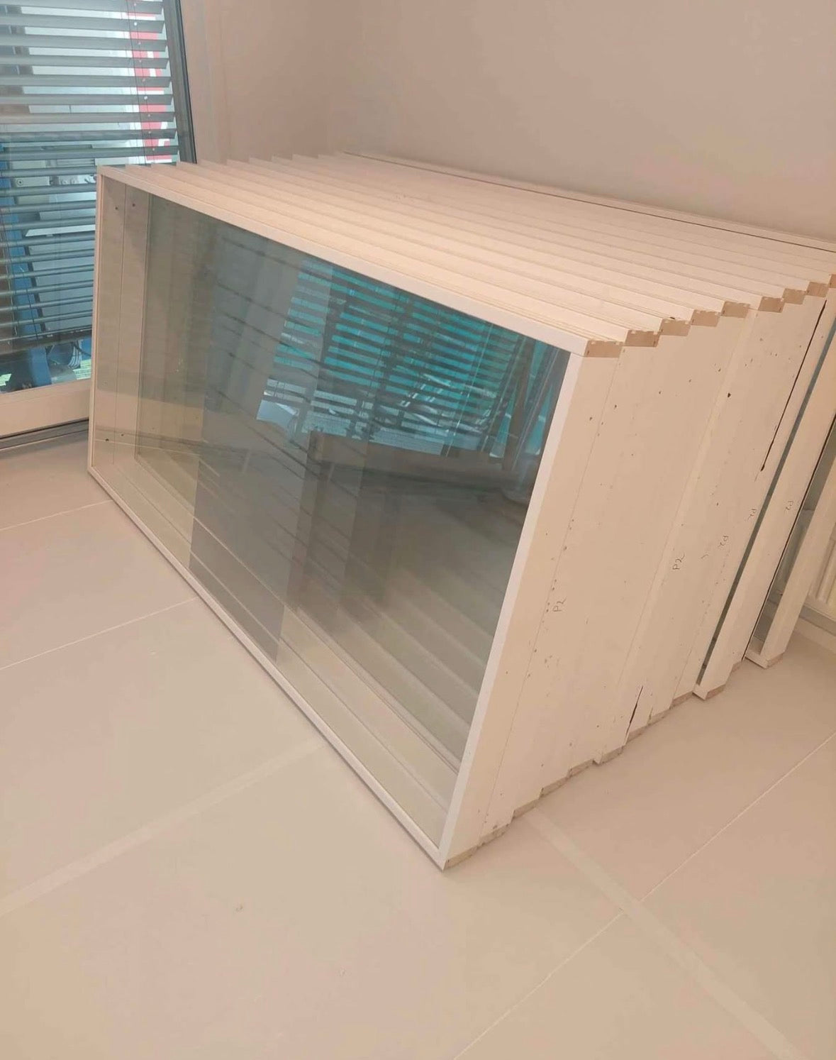 Glassvegg / systemvegg med glassfelt – hvit ramme