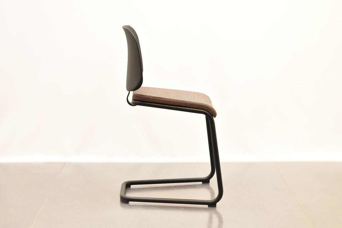 Lammhults konferansestol i stoff / sort, ADD-serie, pent brukt