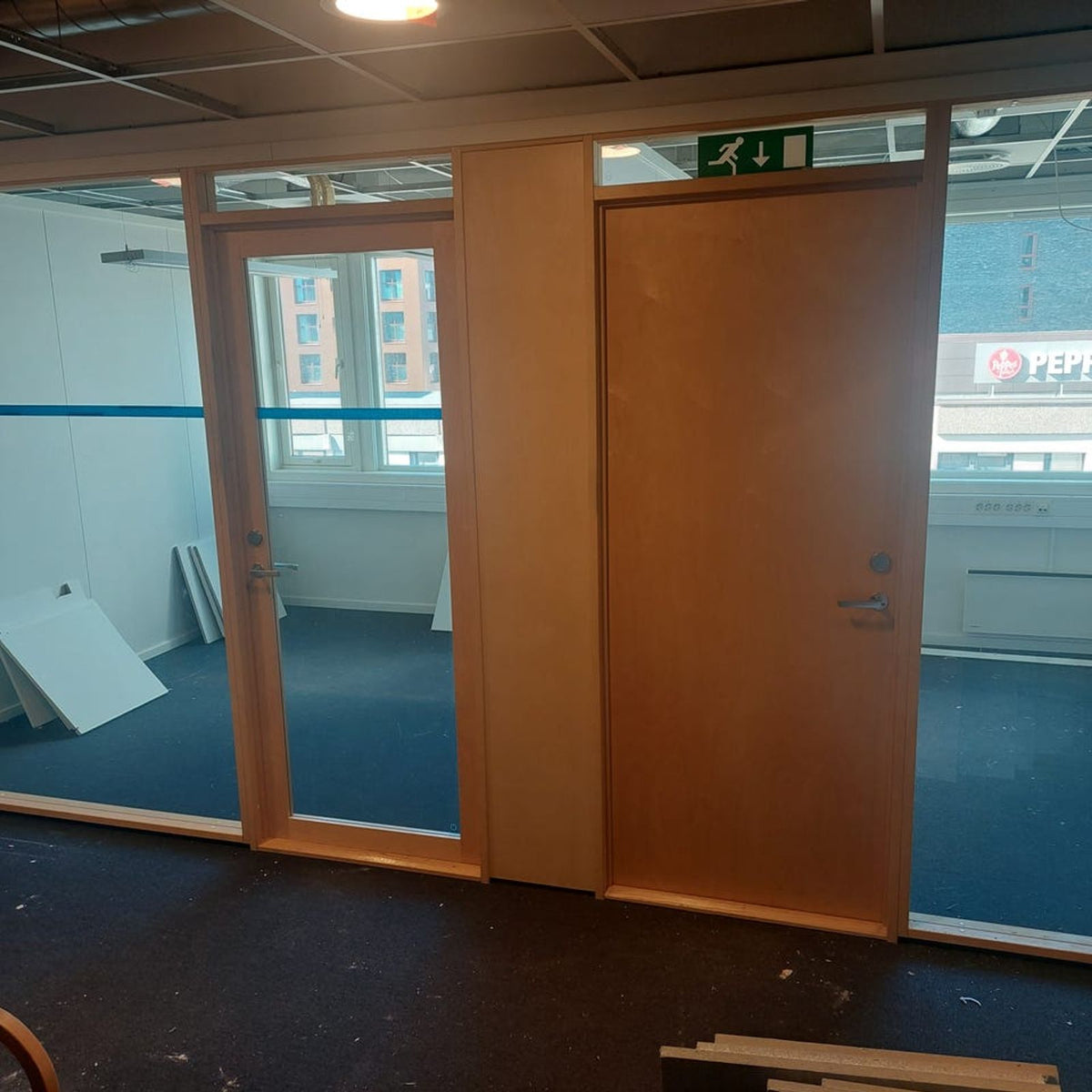 Glassvegg med glassdør og sidefelt – 490 cm