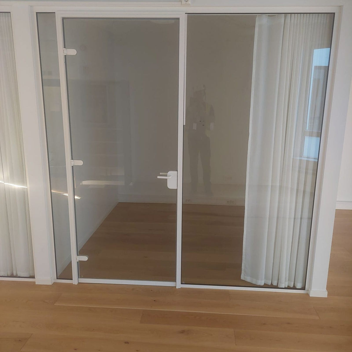 Glassvegg med glassdør 240x238 cm