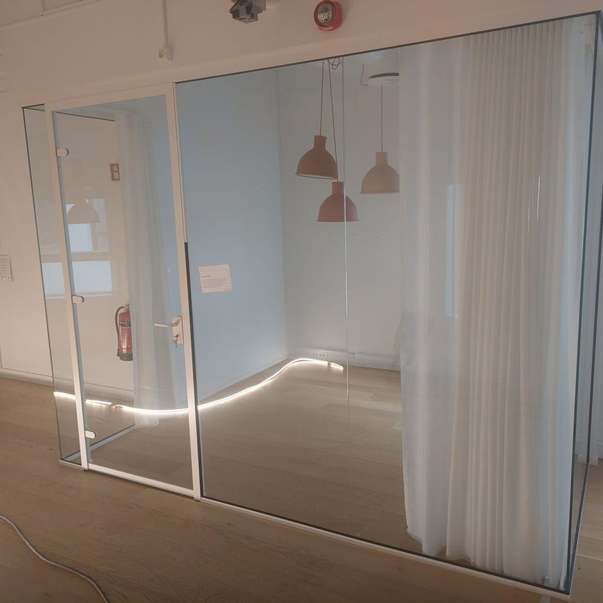 Glassvegger med glassdør og sidefelt – 323 cm
