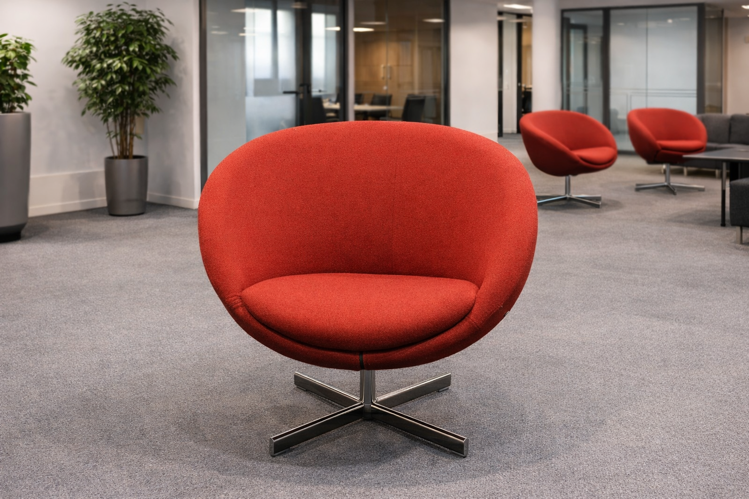 Fora form planet loungestol, rød